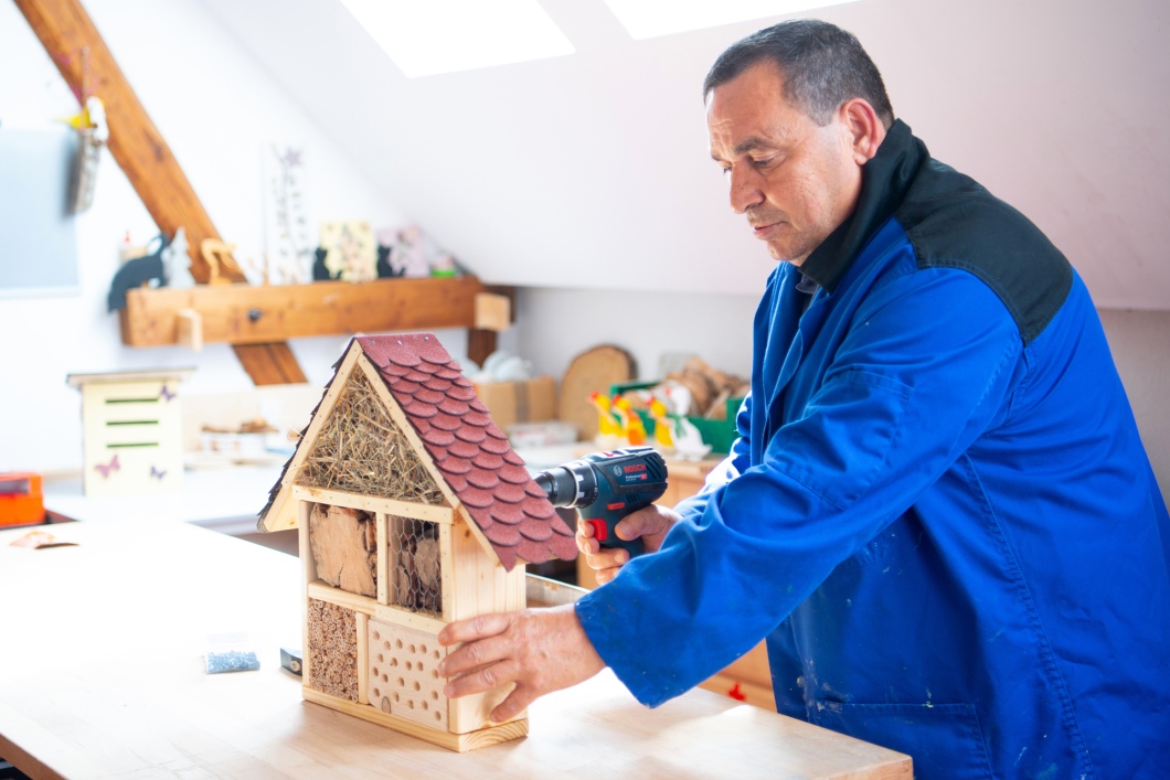 reas tagesstruktur werkstatt mann baut insektenhaus