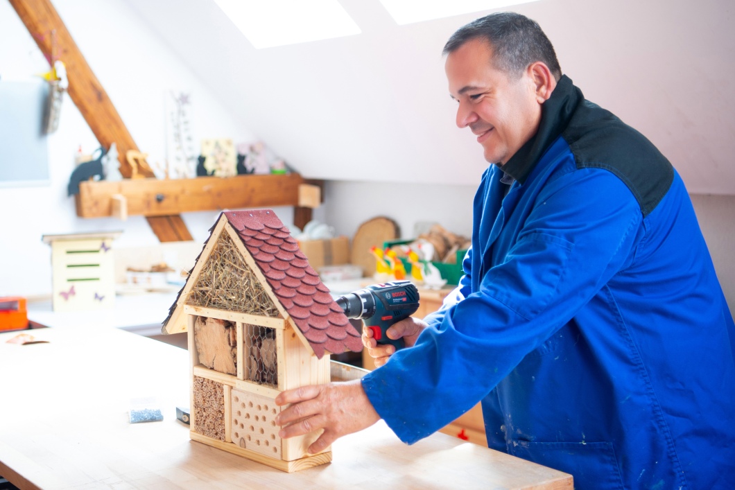reas tagesstruktur werkstatt mann baut insektenhaus