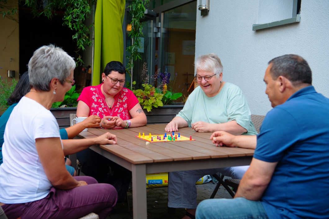 reas tagesstruktur gruppe spielt mensch aerger dich nicht