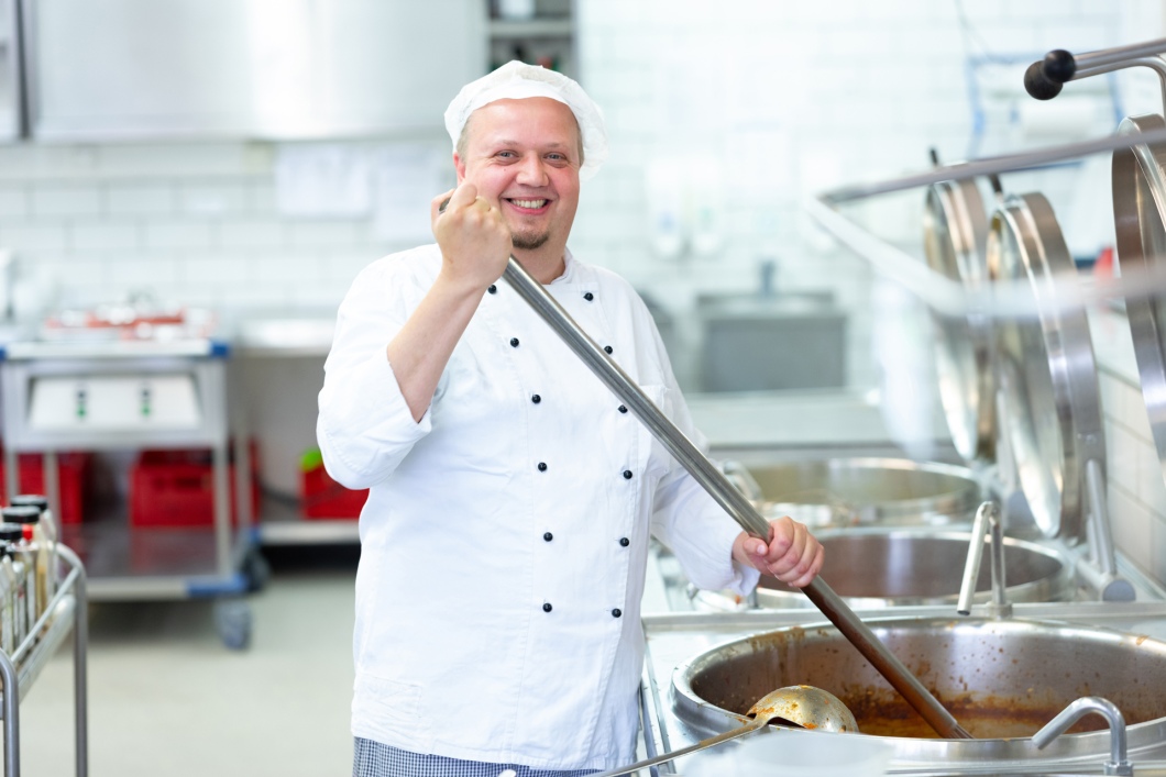 reas wfbm kueche mann topf umruehren